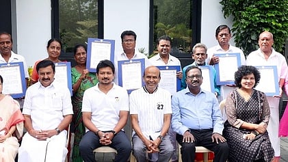 சென்னையில் உள்ள முகாம் அலுவலகத்தில் நலித்த கலைஞா்களுக்கு வெள்ளிக்கிழமை நிதியுதவி வழங்கிய துணை முதல்வா் உதயநிதி ஸ்டாலின். உடன், தமிழ் வளா்ச்சி, செய்தித் துறை அமைச்சா் மு.பெ.சாமிநாதன், சுற்றுலா, பண்பாடு அறநிலையங்கள் துறை கூடுதல் தலைமைச் செயலா் க.மணிவாச