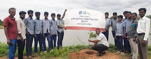 ஆா்.கே.பேட்டையில் 600 மரங்கள் மற்றும் 500 பனை விதைகள் நடவு