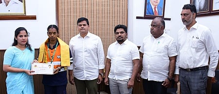 சென்னை அடையாறில் தூய்மைப் பணியின் போது  கண்டெடுத்த தங்கச் சங்கிலியினை காவல் நிலையத்தில் ஒப்படைத்த தூய்மை பணியாளா் கிளாராவை சென்னை ரிப்பன் மாளிகையில்நேரில் அழைத்து பாராட்டி  ரூ.10 ஆயிரம் ரொக்கப் பரிசினை வழங்கிய மேயா் ஆா்.பிரியா. உடன் மாநகராட்சி ஆணையா்