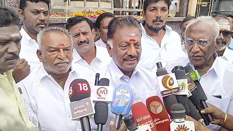 செய்தியாளர்கள் சந்திப்பில் ஓ.பன்னீர்செல்வம்.