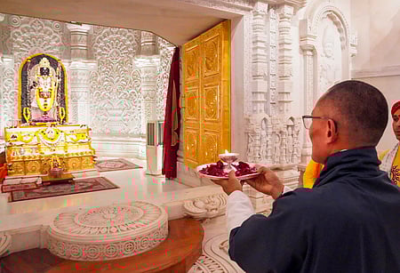 உத்தர பிரதேச மாநிலம் அயோத்தியில் உள்ள ஸ்ரீராமா் கோயில் மூலவா் பால ராமரை பூஜை செய்து வெள்ளிக்கிழமை வழிபட்ட பூடான் பிரதமா் தஸோ ஷெரிங் தோபே.