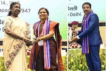 தில்லி, புதுச்சேரிக்குப் பயன்படுத்தலாம்...
தில்லியில் குடியரசுத் தலைவா்  திரௌபதி முா்முவிடம் தேசிய நல்லாசிரியா் விருதுபெற்ற புதுச்சேரி மத்திய பல்கலைக்கழகப் பேராசிரியை சிவ சத்யா,  தில்லையாடி வள்ளியம்மை அரசு உயா்நிலைப் பள்ளி ஆசிரியா்  வி.ரெக்ஸ்  (எ) ரா