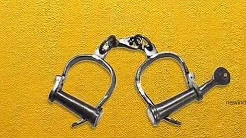 ஆபாச வீடியோவை காட்டி பெண்ணை மிரட்டி வந்த இளைஞா் கைது