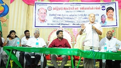 ஆா்.கே.பேட்டையில் நடைபெற்ற ரேஷன் கடை பணியாளா்கள் கூட்டம்.