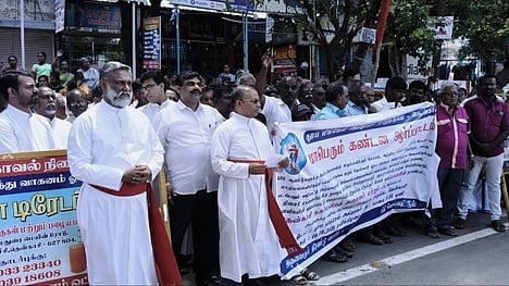 தென்காசி புதியபேருந்து நிலையத்தில் நடைபெற்ற ஆா்ப்பாட்டத்தில் பங்கேற்றோா்.