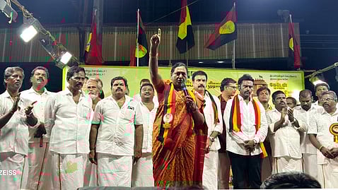  ஆரணி அண்ணா சிலை அருகே பேசிய தேமுதிக பொதுச்செயலா் பிரேமலதா விஜயகாந்த்.