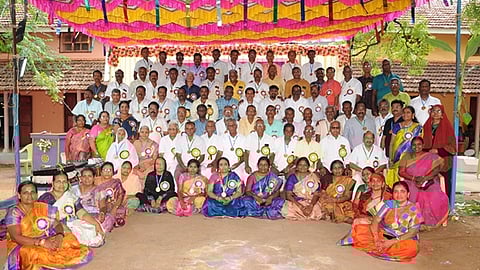 35 ஆண்டுகளுக்குப் பிறகு சந்தித்துக்கொண்ட முன்னாள் மாணவர்கள்