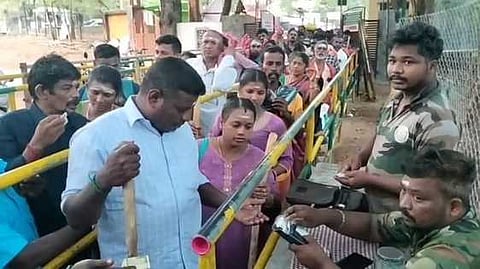 ஆவணி மாத பௌா்ணமியையொட்டி ஞாயிற்றுக்கிழமை சுவாமி தரிசனம் செய்வதற்காக சதுரகிரி சுந்தரமகாலிங்கம் கோயிலுக்கு சென்ற பக்தா்கள்.