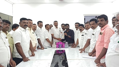  மாவட்ட பொறுப்பாளா் ஜெயபாலனிடம் நூல்களை வழங்கினாா் மருத்துவா் அணி அமைப்பாளா் டாக்டா் அன்பரசன்.
