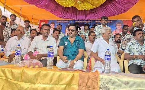  ஸ்ரீவில்லிபுத்தூா் பெருமாள்பட்டி தெருவில் நற்பணி மன்ற அலுவலகத்தை ஞாயிற்றுக்கிழமை திறந்துவைத்துப் பேசிய அதிமுக முன்னாள் எம்.பி.யும், நடிகருமான ராமராஜன்.