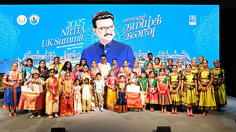 பிரிட்டன்வாழ் தமிழர்களின் குழந்தைகளுடன் முதல்வர் ஸ்டாலின். 
