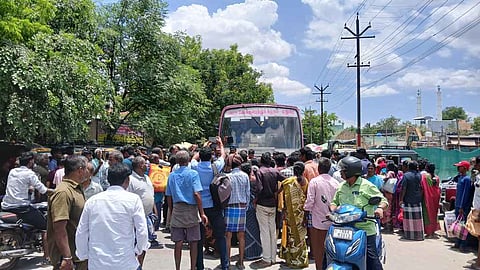 ஸ்ரீவில்லிபுத்தூா் அரசு மருத்துவமனை முன் மறியலில் ஈடுபட்ட ஆட்டோ ஓட்டுநரின் உறவினா்கள்