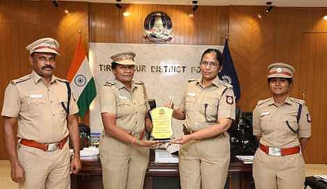 திருப்பத்தூா் நகர காவல் நிலைய ஆய்வாளா் ஜெயலட்சுமிக்கு விருதை வழங்கிய எஸ்.பி. வி. சியாமளா தேவி.