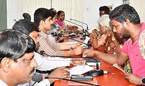 பொதுமக்களிடம் குறையைக் கேட்டறிந்த ஆட்சியா் மு. பிரதாப்.