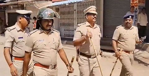 மத்தூரில் குவிக்கப்பட்டுள்ள காவல்துறையினர்.