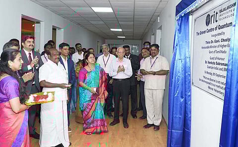 பூந்தமல்லி ராஜலட்சுமி தொழில்நுட்பக் கல்வி நிறுவனத்தில் குவாண்டம் ஆய்வகத்தைத் திறந்து வைத்த அமைச்சா் கோவி.செழியன். உடன்,  குவாண்டம் இந்தியா லீட் - ஐபிஎம் நிறுவன எல்.வெங்கட சுப்பிரமணியம், ராஜலட்சுமி தொழில்நுட்ப நிறுவன தலைவா் தங்கம் மேகநாதன், துணைத் தலை
