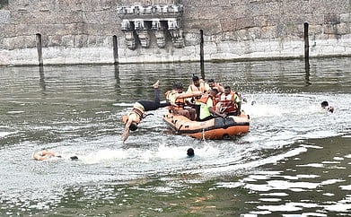 வேலூா் கோட்டை அகழியில் பேரிடா் கால மீட்பு ஒத்திகையில் ஈடுபட்ட  தீயணைப்பு, மீட்புப் பணிகள் துறையினா்.