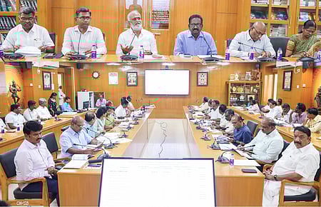 சென்னை நுங்கம்பாக்கத்தில் உள்ள இந்து சமய அறநிலையத் துறை ஆணையா் அலுவலகத்தில் திங்கள்கிழமை அமைச்சா் பி.கே.சேகா் பாபு தலைமையில் திங்கள்கிழமை நடைபெற்ற சீராய்வுக் கூட்டம். உடன், துறையின் கூடுதல் தலைமை செயலா் க.மணிவாசன், ஆணையா் பி.என்.ஸ்ரீதா் உள்ளிட்டோா்.