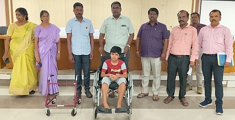மாற்றுத்திறனாளி குழந்தைக்கு சக்கர நாற்காலி வழங்கிய மாவட்ட வருவாய் அலுவலா் செ. தனலிங்கம்.