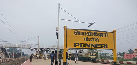 பொன்னேரி ரயில் நிலைய முதல் நடைமேடையில் கும்மிடிப்பூண்டி மின்ரயில்களை நிறுத்த கோரிக்கை