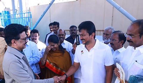 சென்னை திரும்பிய முதல்வர் மு.க.ஸ்டாலினை வரவேற்ற துணை முதல்வர் உதயநிதி ஸ்டாலின். உடன் கனிமொழி. எம்.பி. உள்ளிட்டோர்