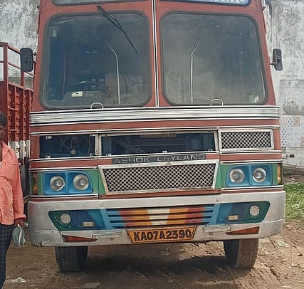 போலீஸாரால் பறிமுதல் செய்யப்பட்ட லாரி .