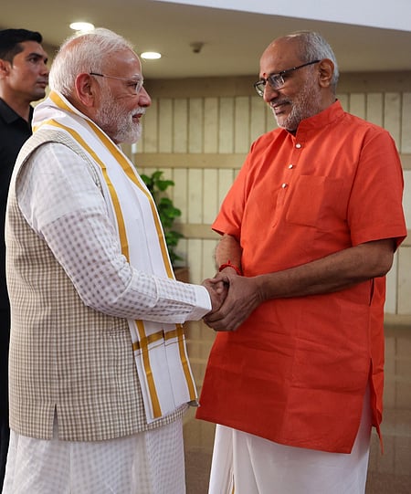 புது தில்லியில் திங்கள்கிழமை நடைபெற்ற தேசிய ஜனநாயக கூட்டணி எம்.பி.க்கள் கூட்டத்தில் பங்கேற்க வந்த பிரதமா் மோடியுடன் குடியரசு துணைத் தலைவா் பதவிக்குப் போட்டியிடும் சி.பி.ராதாகிருஷ்ணன்.