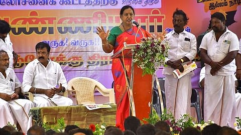 தஞ்சாவூரில் செவ்வாய்க்கிழமை நடைபெற்ற தேமுதிக வாக்குச்சாவடி நிலை முகவா்கள் ஆலோசனைக் கூட்டத்தில் பேசிய அக்கட்சியின் பொதுச் செயலா் பிரேமலதா விஜயகாந்த்.