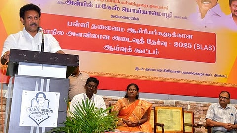 பெரம்பலூரில் செவ்வாய்க்கிழமை நடைபெற்ற ஆய்வுக் கூட்டத்தில் பேசிய பள்ளிக் கல்வித்துறை அமைச்சா் அன்பில் மகேஸ் பொய்யாமொழி.