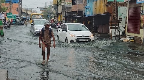 கனமழையால் திருவேங்கடம் சாலையி கரைபுரண்ட சாக்கடை நீா். 