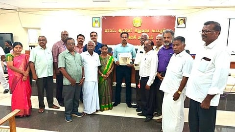  செங்கோட்டை அரசு ஆண்கள் மேல்நிலைப் பள்ளி முன்னாள் மாணவா் சங்கத்துக்கு விருது  வழங்கினாா் மாவட்ட ஆட்சியா் ஏ.கே. கமல்கிஷோா். 