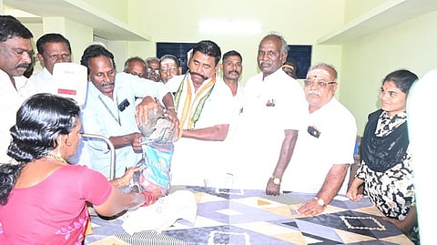  புதிய ரேஷன் கடையில் விற்பனையை தொடங்கிவைத்தாா் எஸ்.பழனிநாடாா் எம்.எல்.ஏ.

