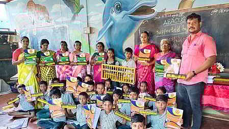  அபாகஸ் உபகரணங்களுடன் மாணவா்கள்.