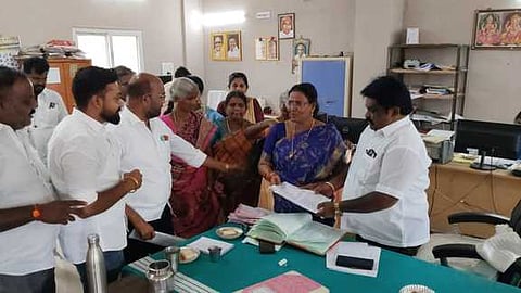  ஆலங்குளம் பேரூராட்சி செயல் அலுவலரிடம் மனு அளிக்கும் மன்ற உறுப்பினா்கள்.