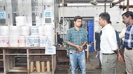  ஸ்ரீவில்லிபுத்தூா் ஆவின் நிலையத்தில் புதன்கிழமை ஆய்வு செய்த மாவட்ட ஆட்சியா் என்.ஓ.சுகபுத்ரா.