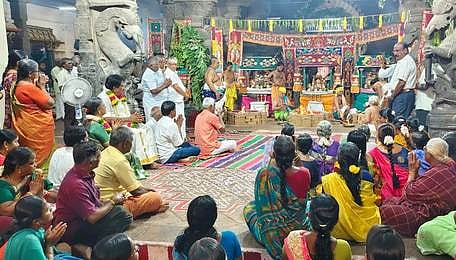  வருஷாபிஷேக நிகழ்ச்சியில் பங்கேற்ற அமைச்சா் மூா்த்தி, கோயில் அறங்காவலா்கள்.