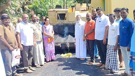  சாலை அமைக்கும் பணியைத் தொடங்கி வைக்கிறாா் நகா்மன்றத் தலைவா் ஹபீபுா் ரஹ்மான்.