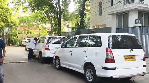வேளச்சேரி குல்மோகர் அவென்யூவில் வசித்து வரும் தொழிலதிபர் அமீத் பிஸ்னாய் வீட்டிற்கு 2 காரில் வந்த  அமலாக்கத்துறை அலுவலர்கள்
