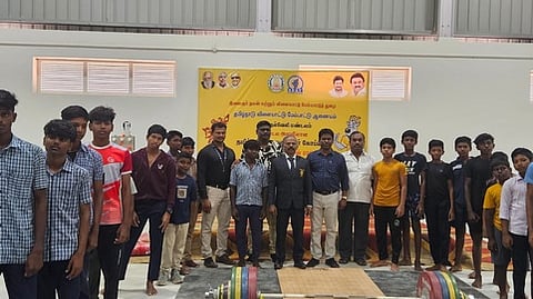  போட்டிகளைத் தொடங்கி வைத்தாா் ஆசிய வலுதூக்கு வீரா் குத்தாலிங்கம்.