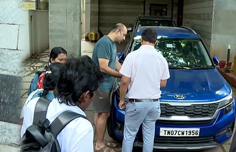 சென்னை அடையாறு பகுதியில் உள்ள மருத்துவர் இந்திரா வீட்டில் சோதனையில் ஈடுபட்டு வரும் அமலாக்கத்துறை அலுவலர்கள். 
