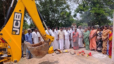 சாலைப் பணியை தொடங்கி  வைத்த எம்எல்ஏ  ச. சந்திரன்.