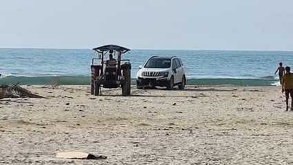 போதையில் கூகுள் மேப் பாா்த்து  ஓட்டிய காா் கடலில் பாயந்தது