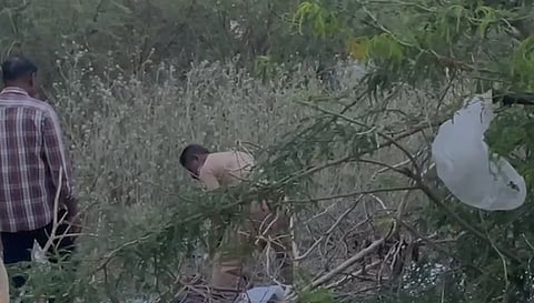 கோவையில் சாலையோரம் கிடந்த இளைஞரின் சடலம்