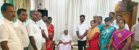 நியமனத் தோ்வில் தோ்ச்சி பெற்ற இடைநிலை ஆசிரியா்கள் கூட்டமைப்பினா் மருத்துவா் ச. ராமதாஸுடன் சந்திப்பு