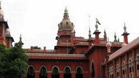 தூய்மைப் பணியாளா்களிடம் அத்துமீறல்: அரசுக்கு உத்தரவு