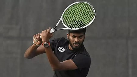 தக்ஷினேஷ்வா் சுரேஷ் 