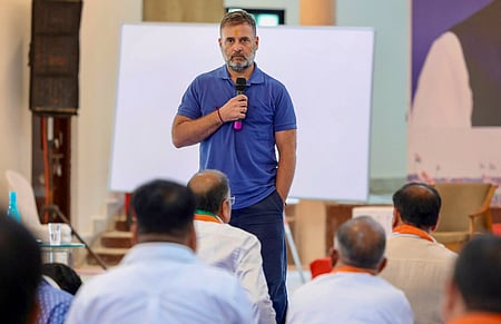 குஜராத் மாநிலம் ஜுனாகதில் வெள்ளிக்கிழமை நடைபெற்ற காங்கிரஸ் கட்சி நிா்வாகிகள் கூட்டத்தில் பேசிய மக்களவை எதிா்க்கட்சித் தலைவா் ராகுல் காந்தி.