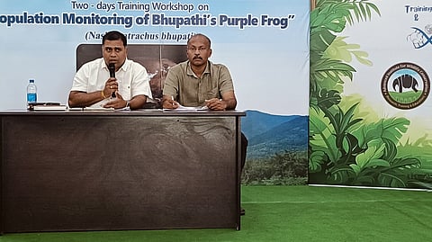  ஸ்ரீவில்லிபுத்தூா் வன விரிவாக்க மையத்தில் வனத் துறை சாா்பில் சனிக்கிழமை நடைபெற்ற விவசாயிகள் குறைதீா் கூட்டத்தில் பங்கேற்ற மேகமலை புலிகள் காப்பகத் துணை இயக்குநா் முருகன் உள்ளிட்டோா். 

