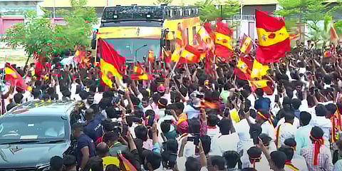 விஜய் வாகனம் நெரிசலில் சிக்கியது