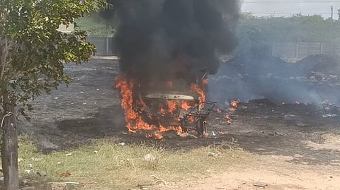  தீ பற்றி எரியும் காா்